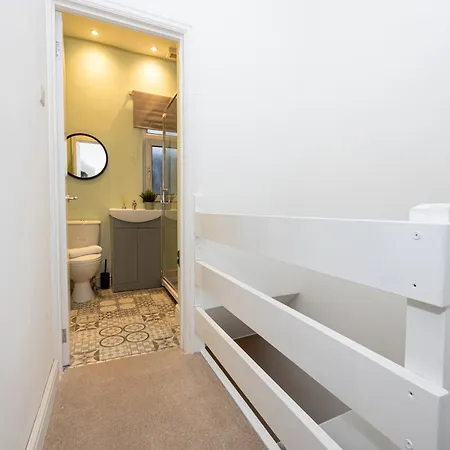Apartment Free Parking - Close To Salford Royal Hospital & Trafford Centre Manchester