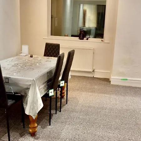 Hébergement de vacances 4 Bed House Free Street Parking Manchester