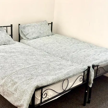 4 Bed House Free Street Parking * Manchester