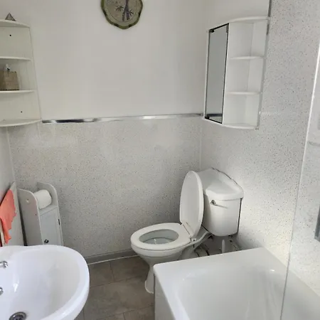 Go Big ! Entire Cozy House For Max 8 People Near Center Manchester