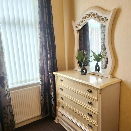 Go Big ! Entire Cozy House For Max 8 People Near Center Manchester