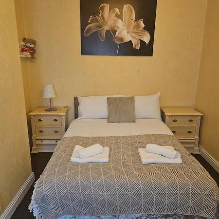 Go Big ! Entire Cozy House For Max 8 People Near Center * Manchester