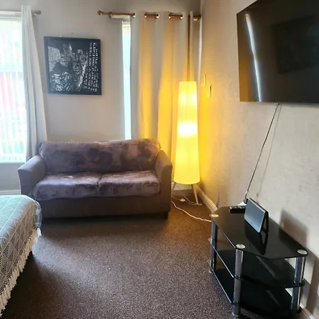 Go Big ! Entire Cozy House For Max 8 People Near Center Manchester