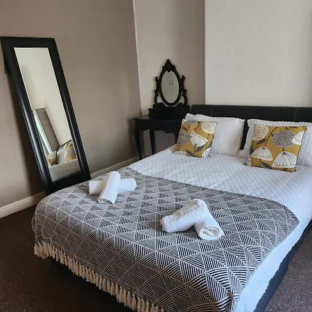 Go Big ! Entire Cozy House For Max 8 People Near Center * Manchester