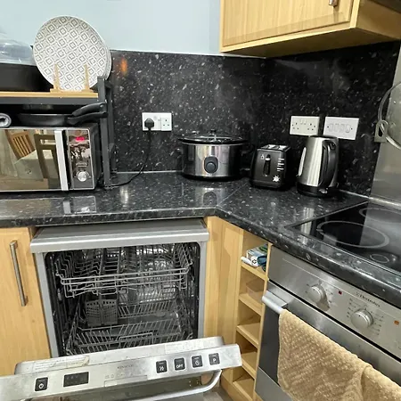 Daire Cosy 2-bed Free Parking, Near Etihad & Centre