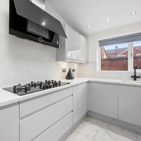 Luxury 5 Bedroom & Free Parking & Netflix Holiday home