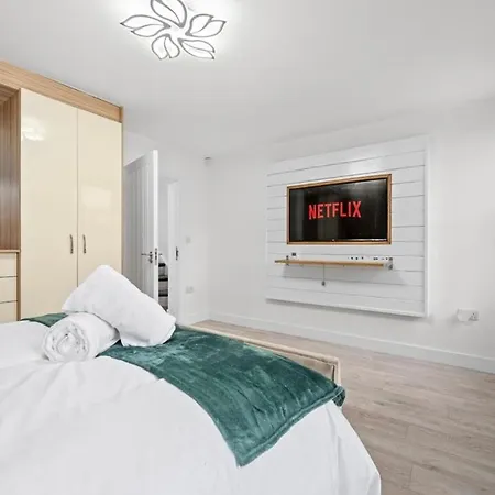 Luxury 5 Bedroom & Free Parking & Netflix Holiday home *