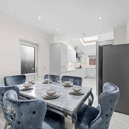 Luxury 5 Bedroom & Free Parking & Netflix בית נופש מנצ'סטר