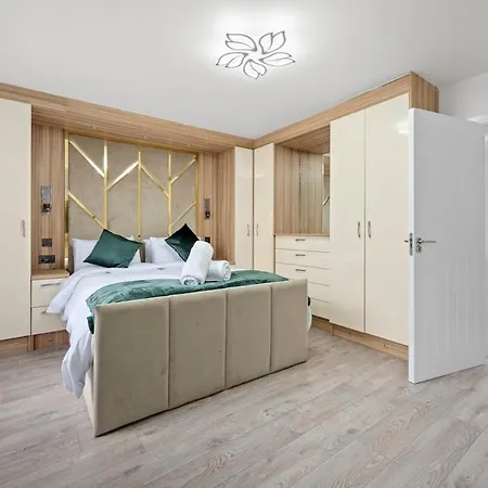 בית נופש Luxury 5 Bedroom & Free Parking & Netflix מנצ'סטר