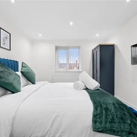 Luxury 5 Bedroom & Free Parking & Netflix *