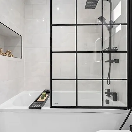 Luxury 5 Bedroom & Free Parking & Netflix
