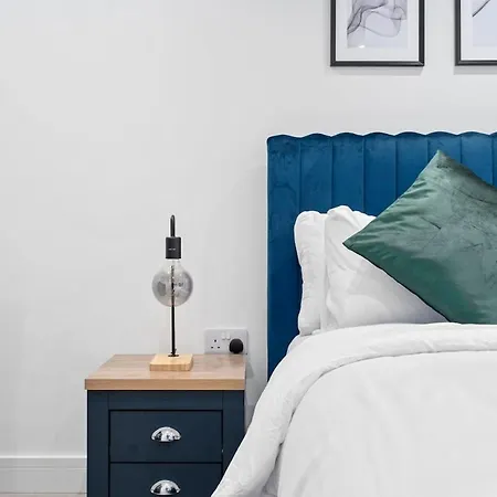 Luxury 5 Bedroom & Free Parking & Netflix Holiday home