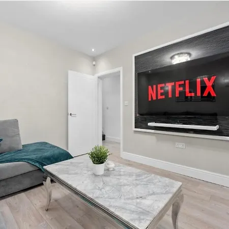 בית נופש Luxury 5 Bedroom & Free Parking & Netflix
