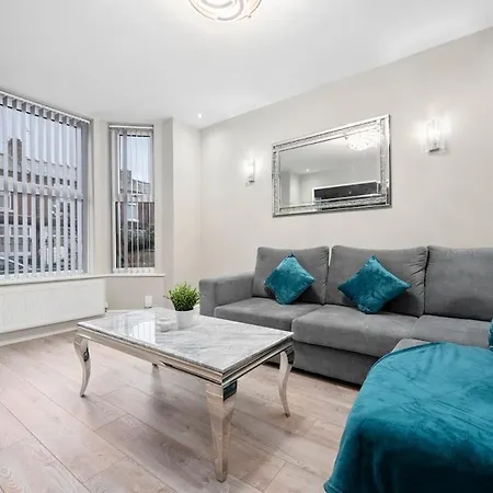 Luxury 5 Bedroom & Free Parking & Netflix Holiday home *