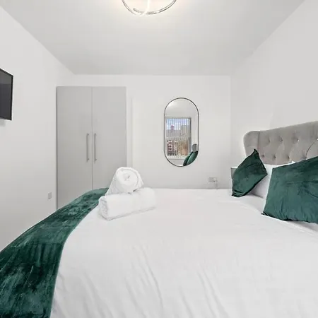 Luxury 5 Bedroom & Free Parking & Netflix בית נופש מנצ'סטר