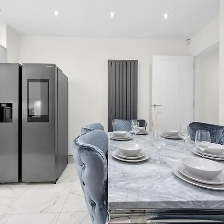 Luxury 5 Bedroom & Free Parking & Netflix *