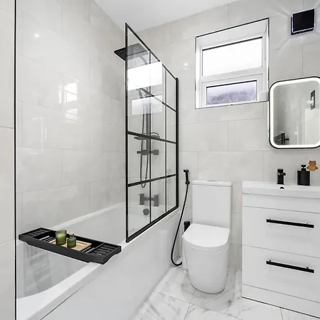 Luxury 5 Bedroom & Free Parking & Netflix מנצ'סטר