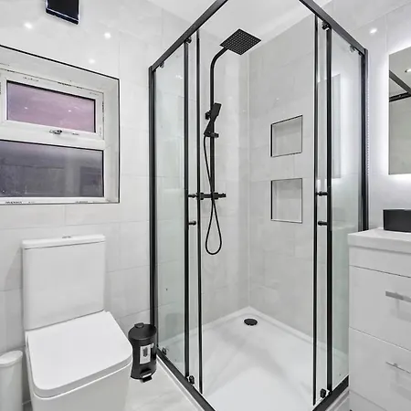 Luxury 5 Bedroom & Free Parking & Netflix בית נופש