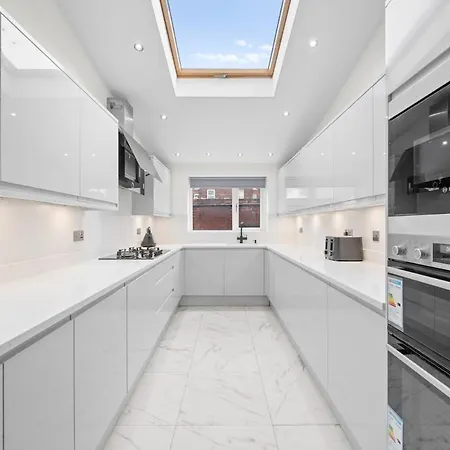 Nyaraló Luxury 5 Bedroom & Free Parking & Netflix