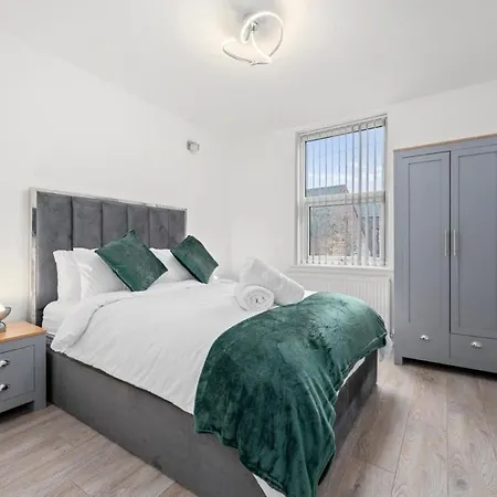 Nyaraló Luxury 5 Bedroom & Free Parking & Netflix *