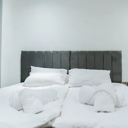 Luxury 2 Bed Penthouse With Stunning Views In Centre *