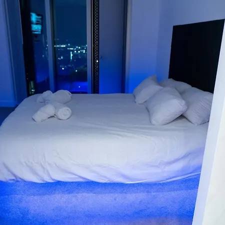 Luxury 2 Bed Penthouse With Stunning Views In Centre *