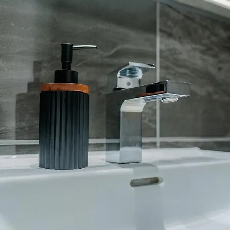 Luxury 2 Bed Penthouse With Stunning Views In Centre *