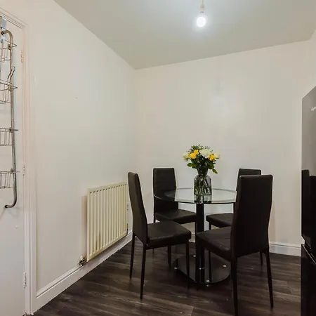 Semesterbostad Spacious Gorton - 3-bed Detached Manchester