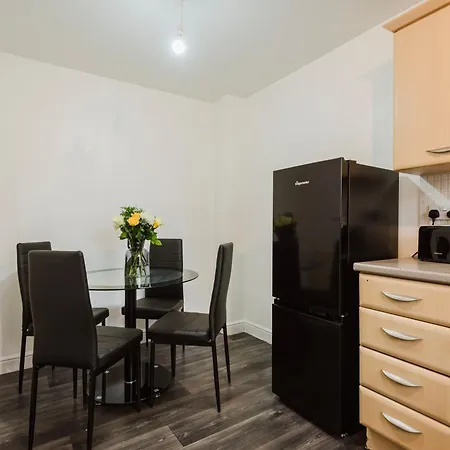 Spacious Gorton - 3-bed Detached