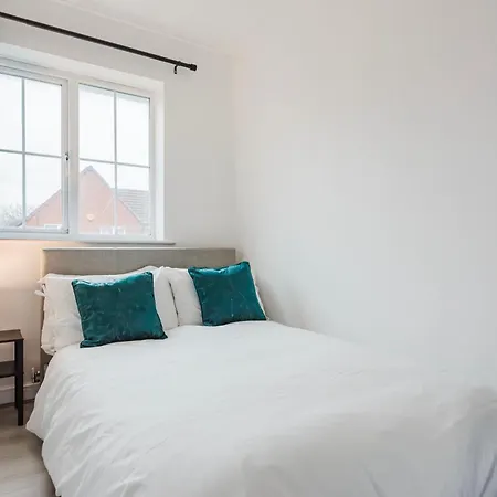Дом отдыха Spacious Gorton - 3-bed Detached Манчестер