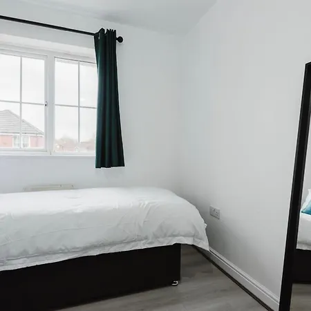 Spacious Gorton - 3-bed Detached Manchester