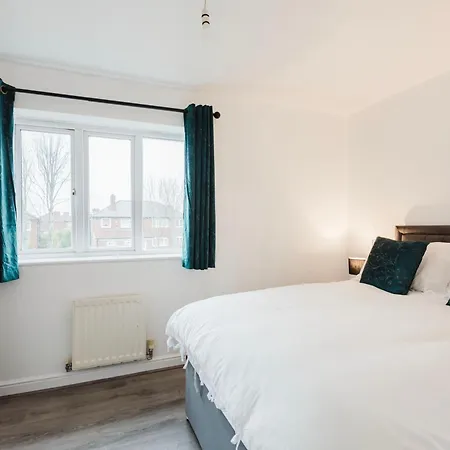 Spacious Gorton - 3-bed Detached Ferienhaus Manchester