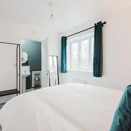 Spacious Gorton - 3-bed Detached *