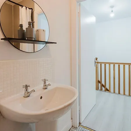 Spacious Gorton - 3-bed Detached Манчестер