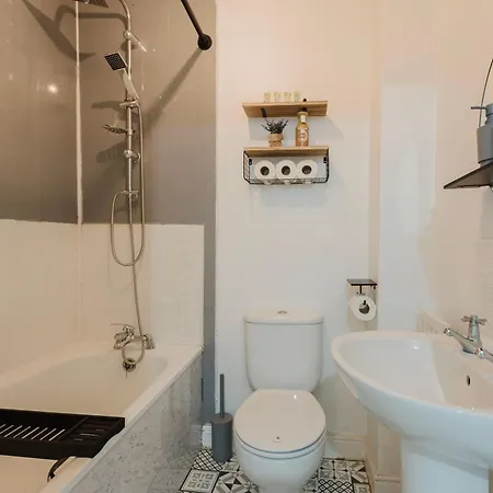 Spacious Gorton - 3-bed Detached Semesterbostad *