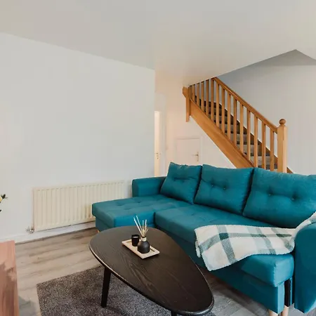 Spacious Gorton - 3-bed Detached *
