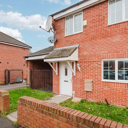 Spacious Gorton - 3-bed Detached *