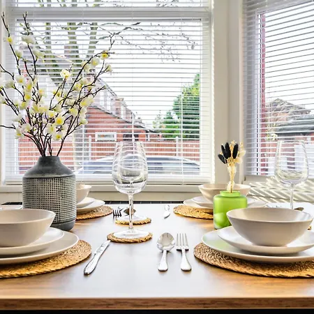Stylish Modern - Perfect For Work, Leisure & Stadium Visits With Parking Apartment Manchester