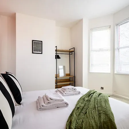 Stylish Modern - Perfect For Work, Leisure & Stadium Visits With Parking Apartment *