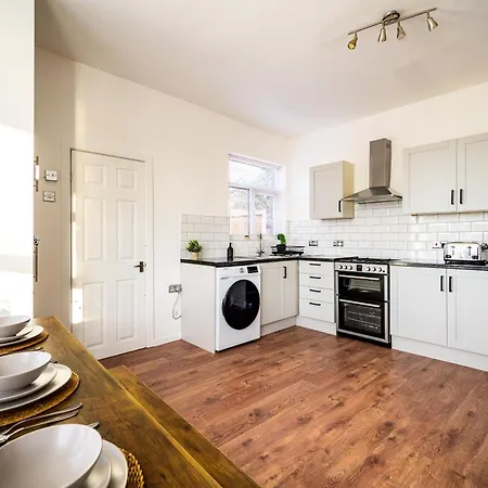 Stylish Modern - Perfect For Work, Leisure & Stadium Visits With Parking Apartment *
