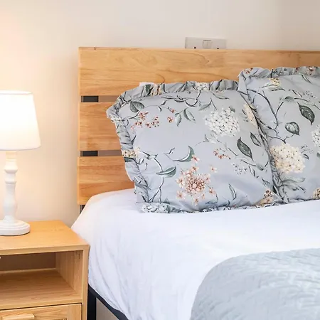 Beautiful Three Bedroom House - Escape 度假居