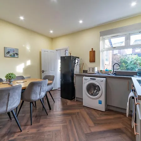 Beautiful Three Bedroom House - Escape * Manchester