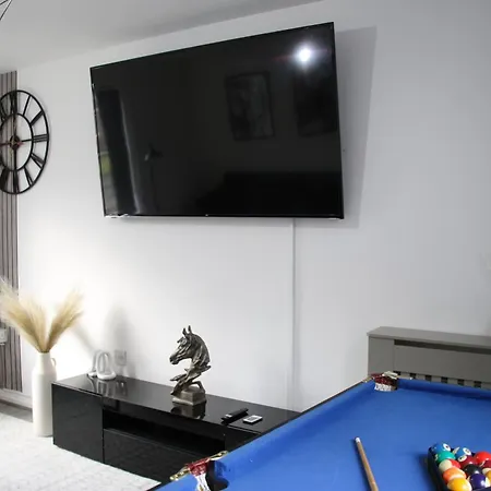 3 Bedroom House Close To Centre Free Parking *