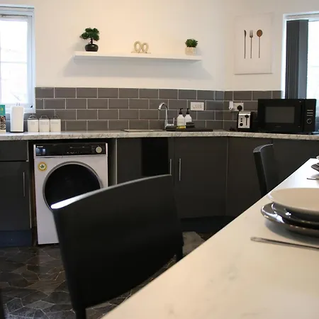 3 Bedroom House Close To Centre Free Parking Manchester