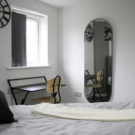 펜션 3 Bedroom House Close To Centre Free Parking *