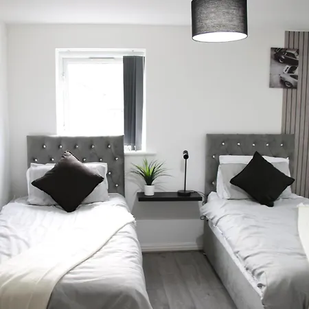 3 Bedroom House Close To Centre Free Parking *