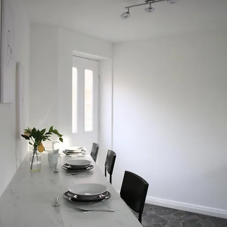 펜션 3 Bedroom House Close To Centre Free Parking