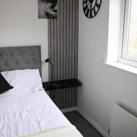 3 Bedroom House Close To Centre Free Parking Manchester