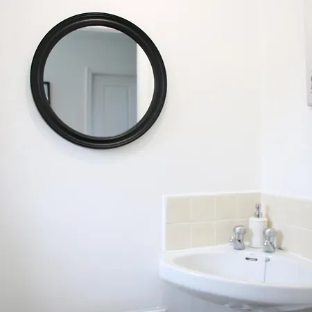 3 Bedroom House Close To Centre Free Parking 펜션