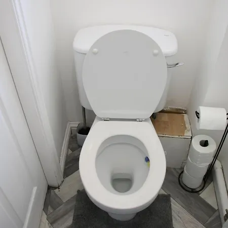 펜션 3 Bedroom House Close To Centre Free Parking